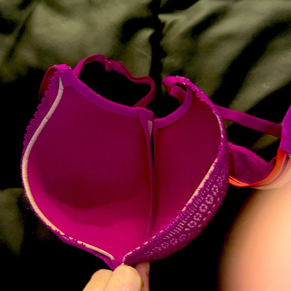 New Victoria Secert bra 36c never worn just took the tag off can’t return it . - Picture 6 of 6